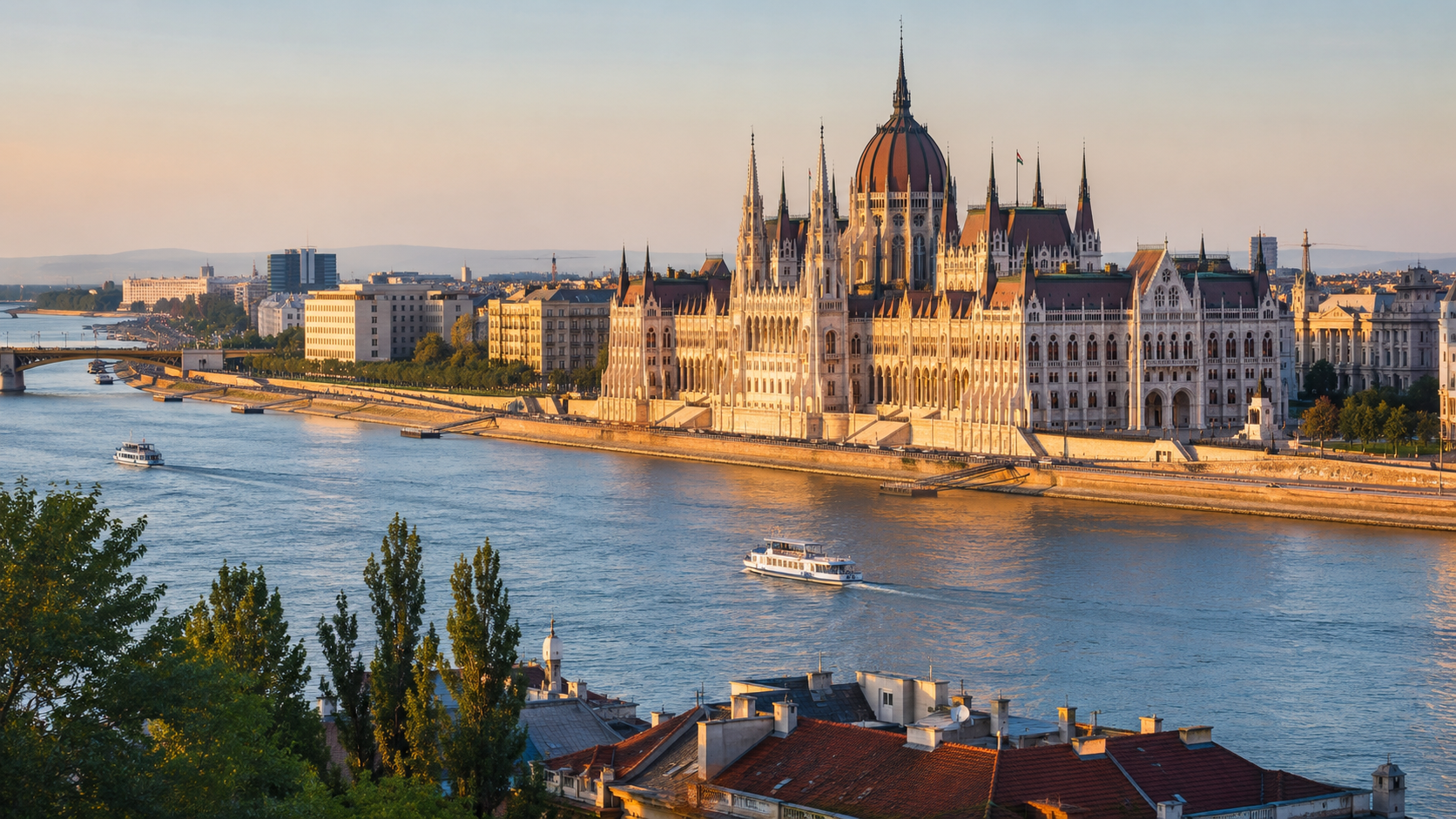 Parlamento de Budapest junto al Danubio, destino económico para viajar desde España