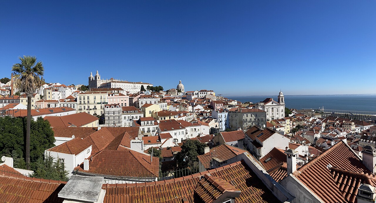Vista panorámica del centro histórico de Lisboa desde Bairro Alto