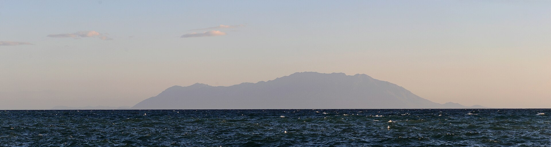 Vista panorámica de la isla de Samotracia desde la costa de Tracia, Grecia