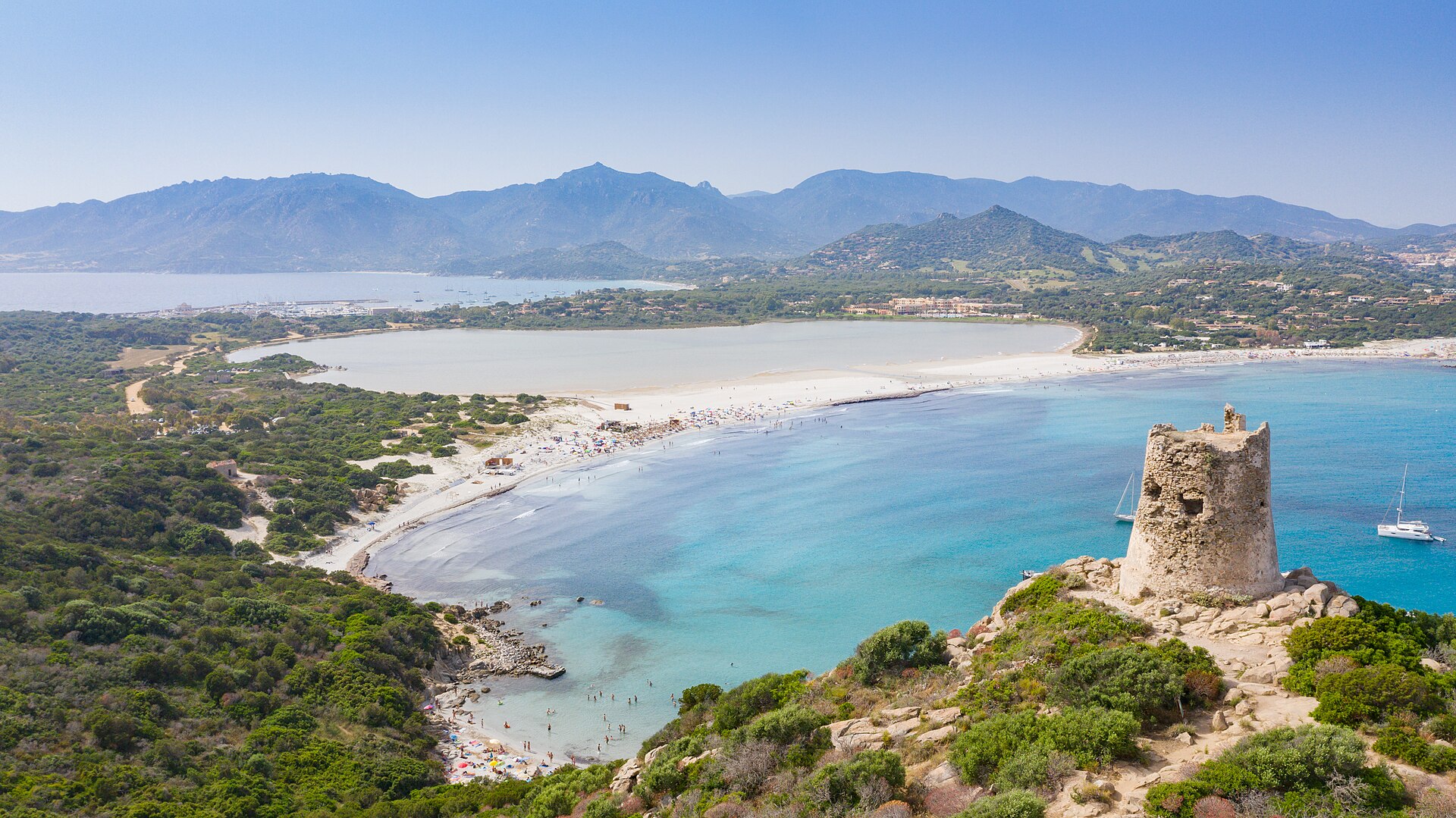 Vista aérea de una playa turquesa en el sur de Cerdeña