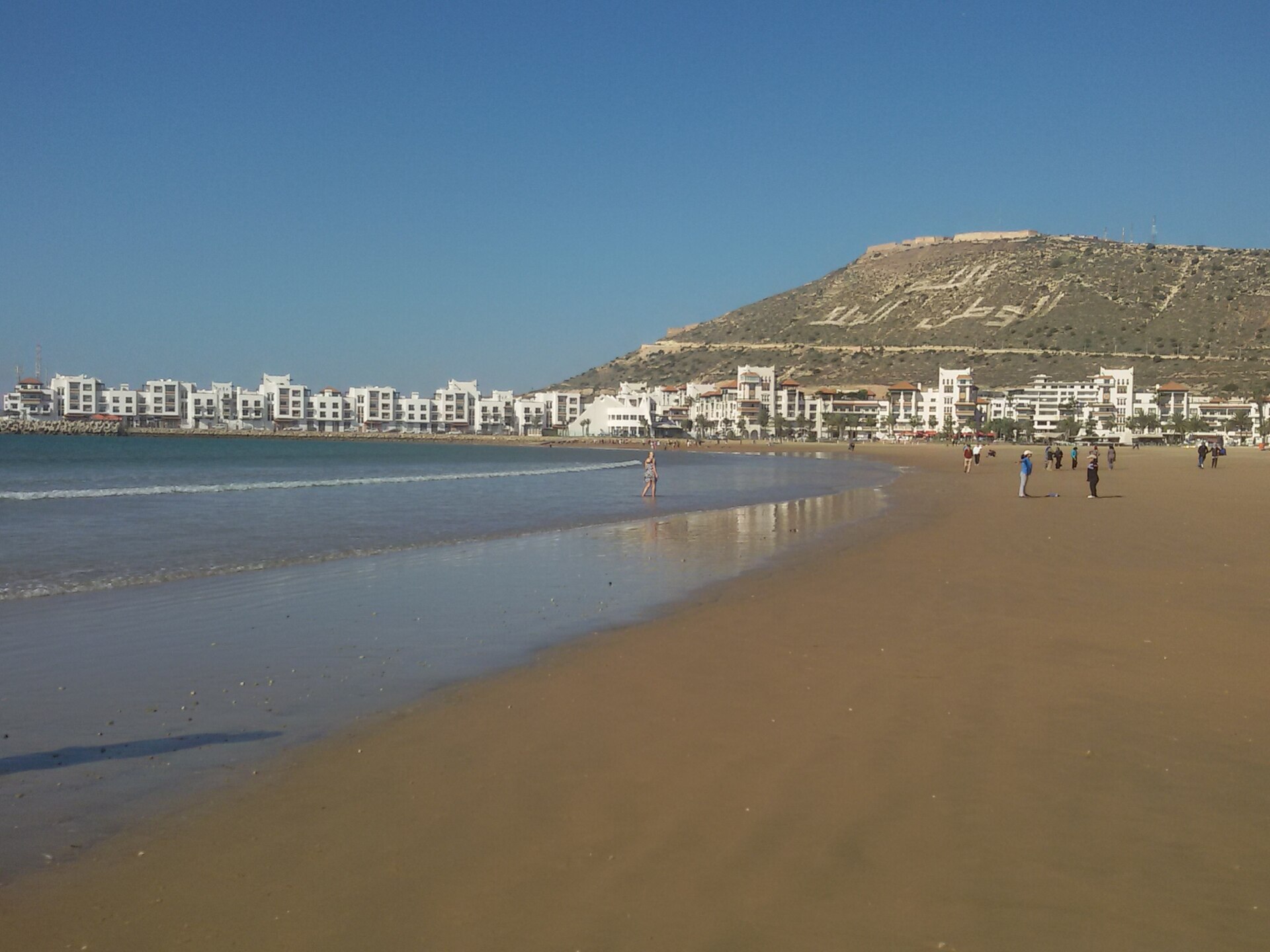 Vista de la extensa playa de Agadir en la costa atlántica de Marruecos