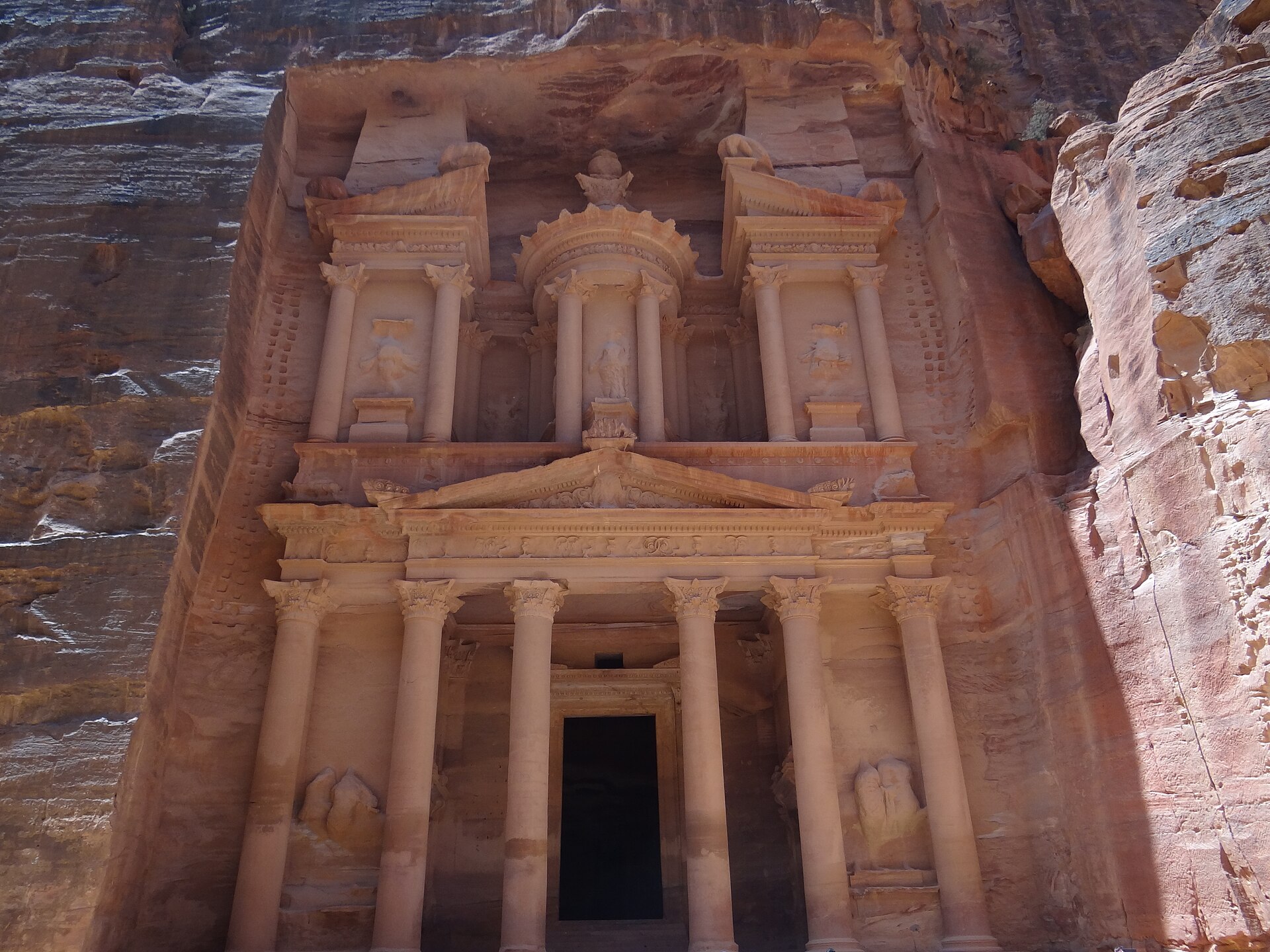 Vista frontal del Tesoro de Petra excavado en la roca, Jordania