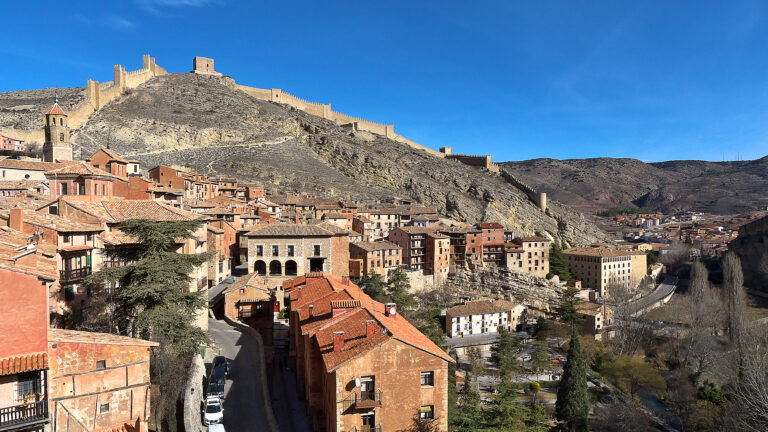 Vista panorámica de Albarracín y sus murallas