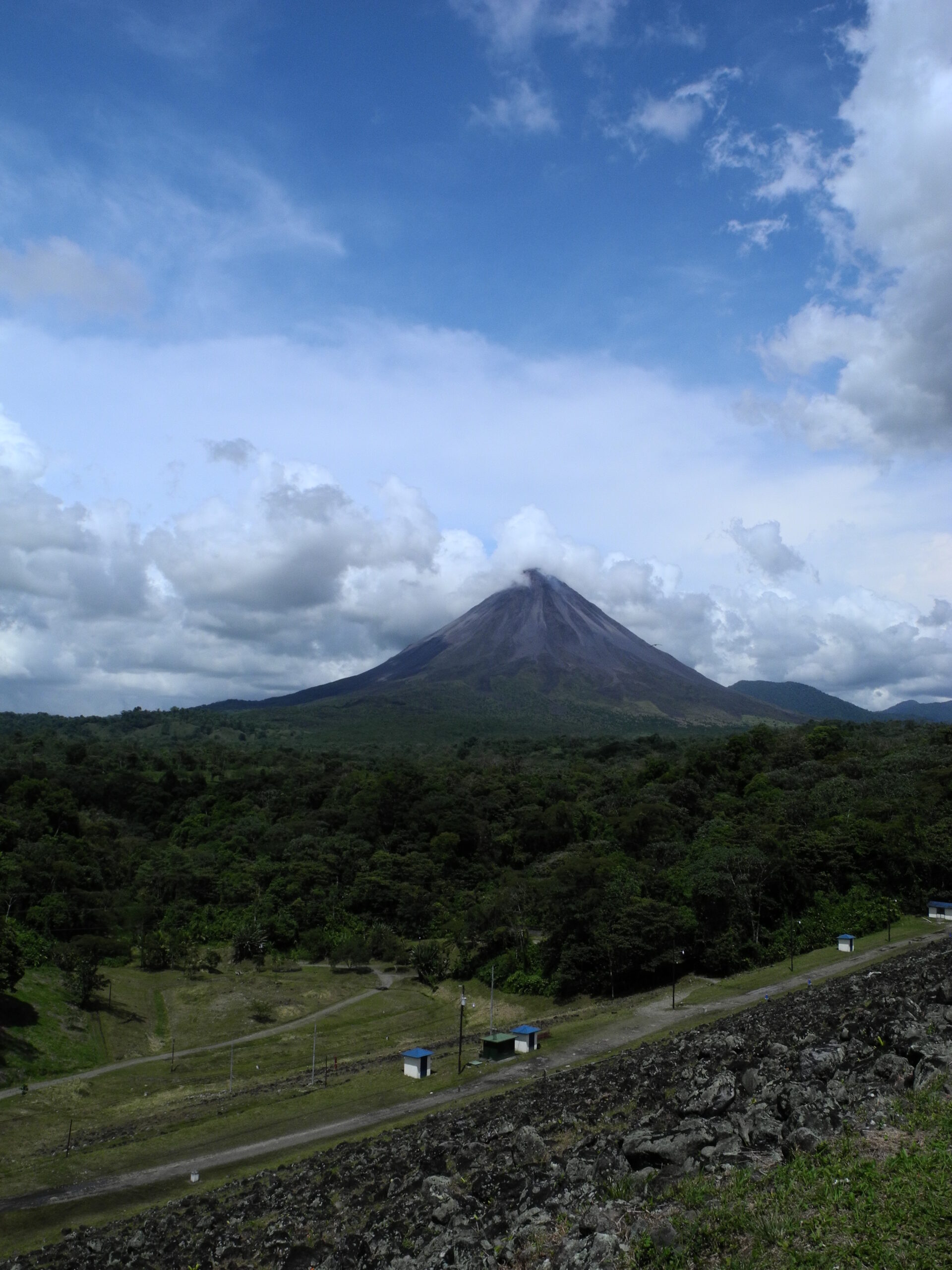 Volcán Arenal rodeado de vegetación en Costa Rica