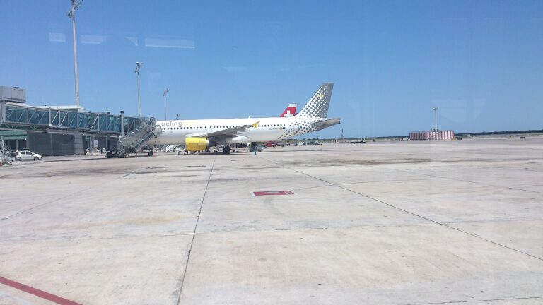 Terminal del aeropuerto de Barcelona para organizar escapadas internacionales baratas