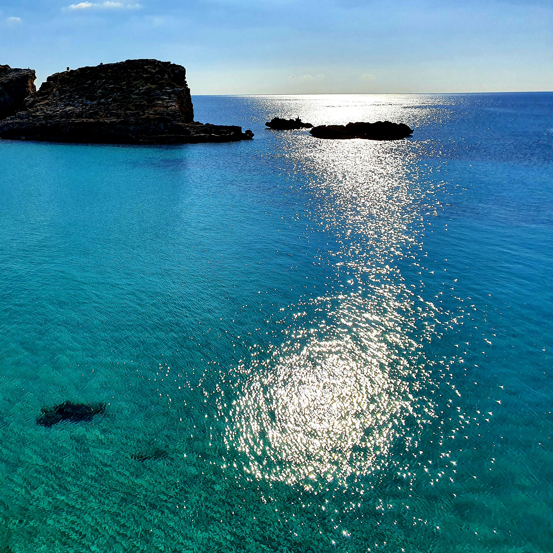 Aguas turquesas de la Blue Lagoon en la isla de Comino, Malta