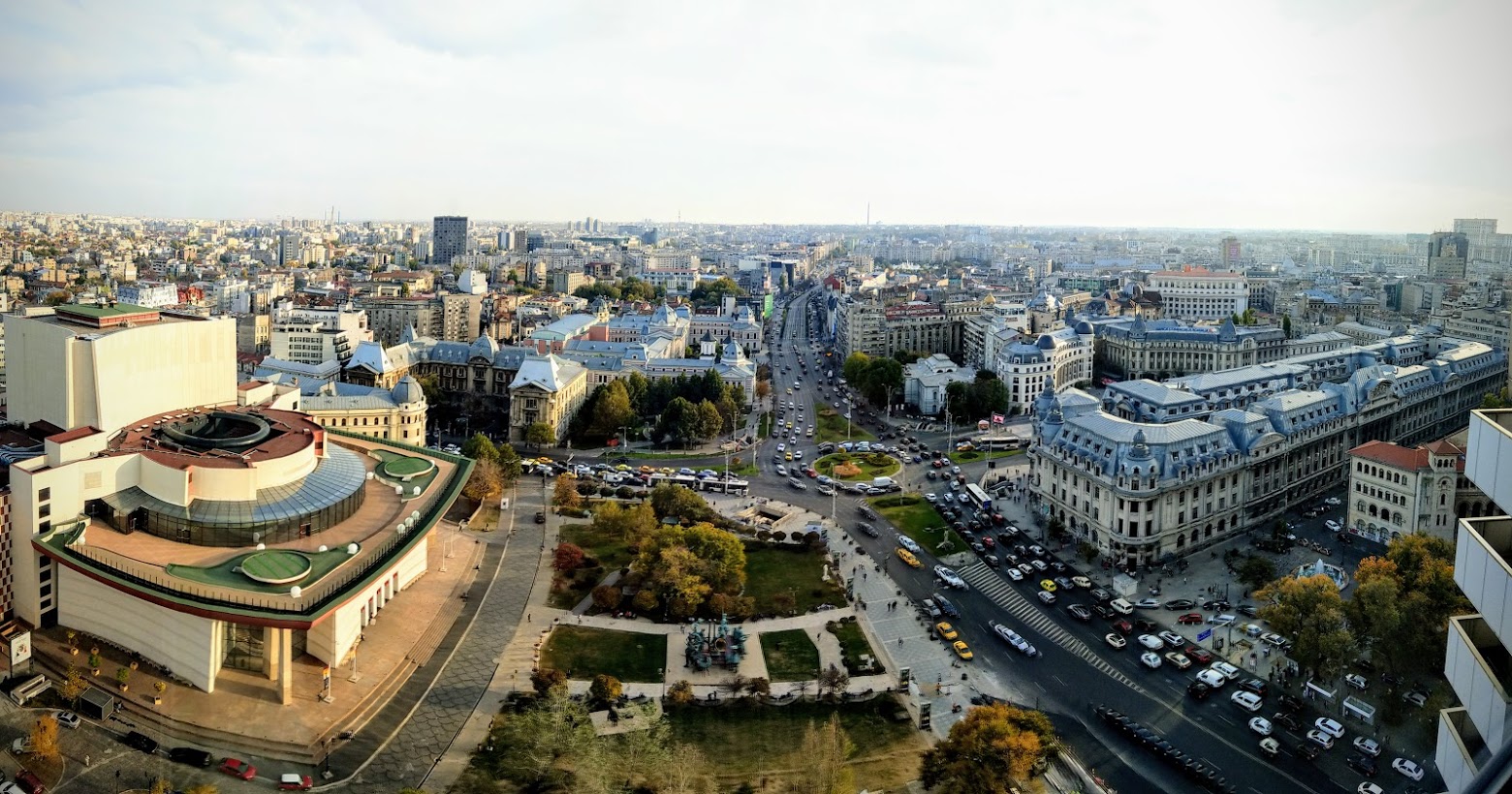 Vista panorámica del centro de Bucarest con la plaza de la Universidad y el Teatro Nacional