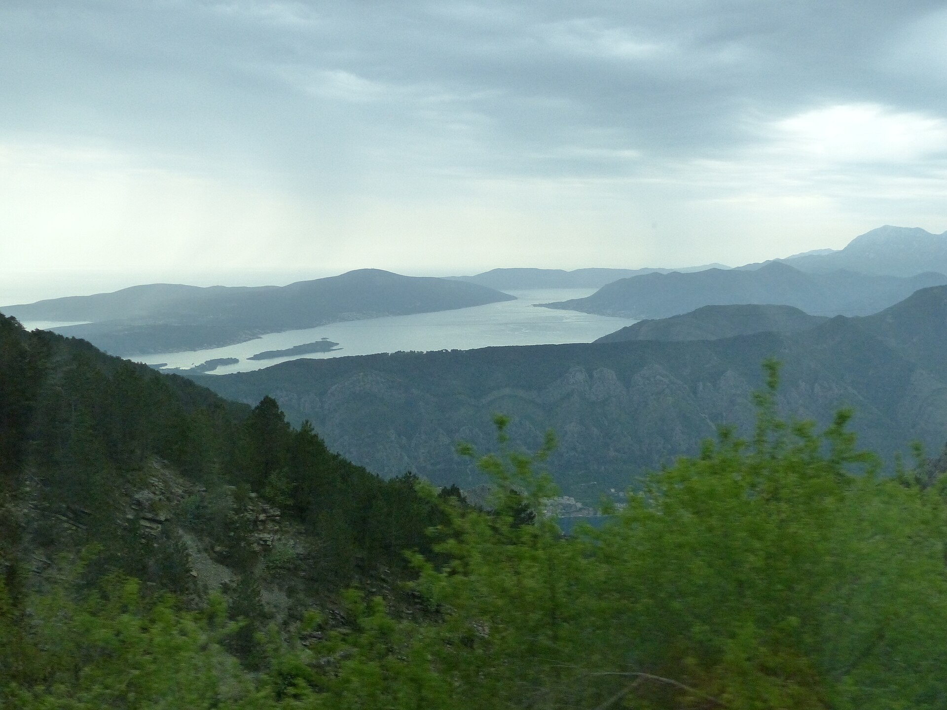 Vista panorámica de la bahía de Kotor rodeada de montañas en Montenegro