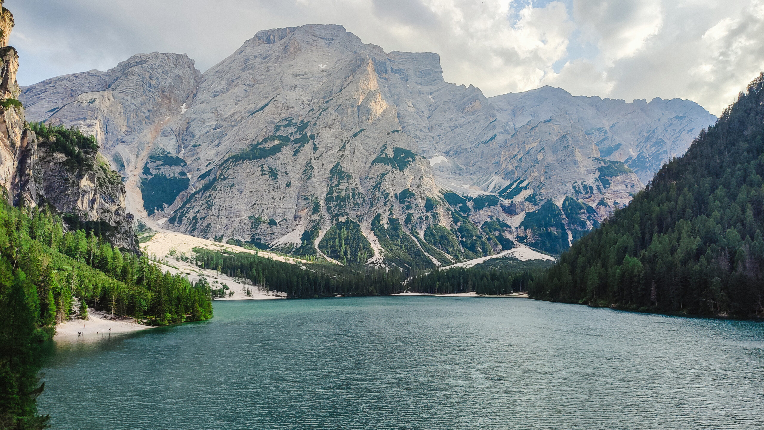 Lago alpino rodeado de montañas en una ruta ferroviaria por Suiza