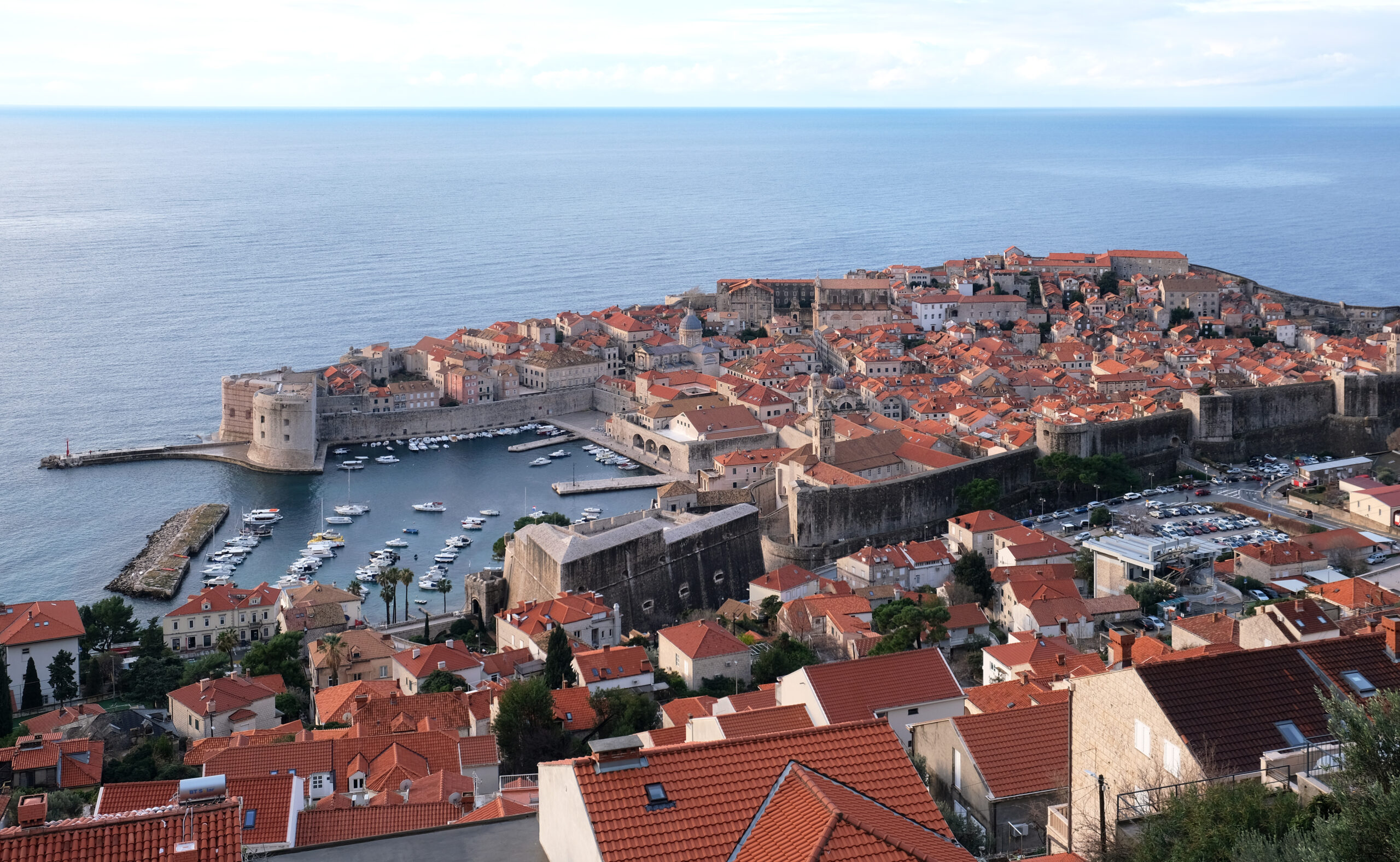 Casco histórico y murallas de Dubrovnik junto al Adriático