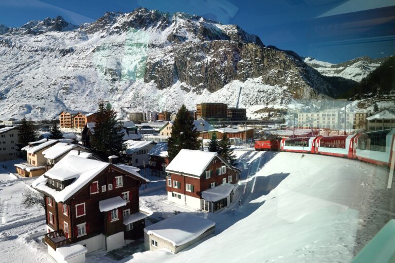 Tren panorámico atravesando un paisaje de los Alpes suizos