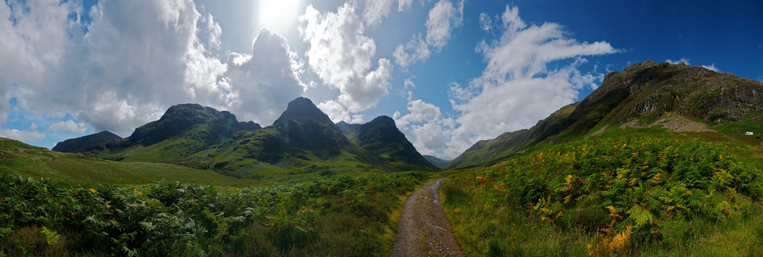 Paisaje de las Highlands escocesas durante una ruta en coche