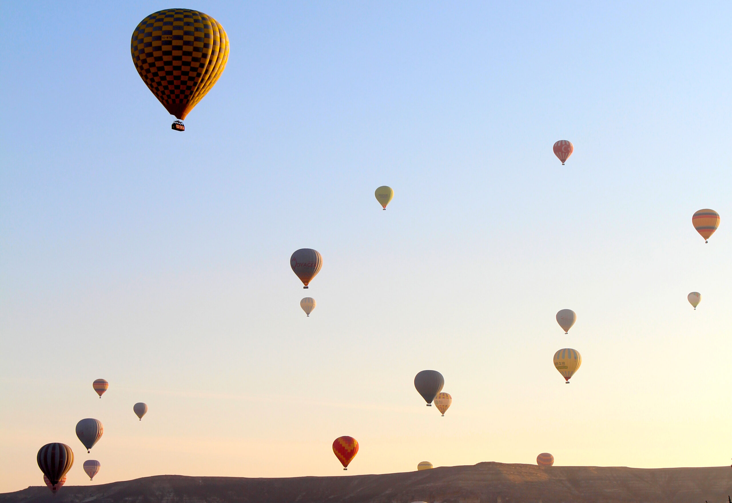Globos aerostáticos sobre los valles de Capadocia