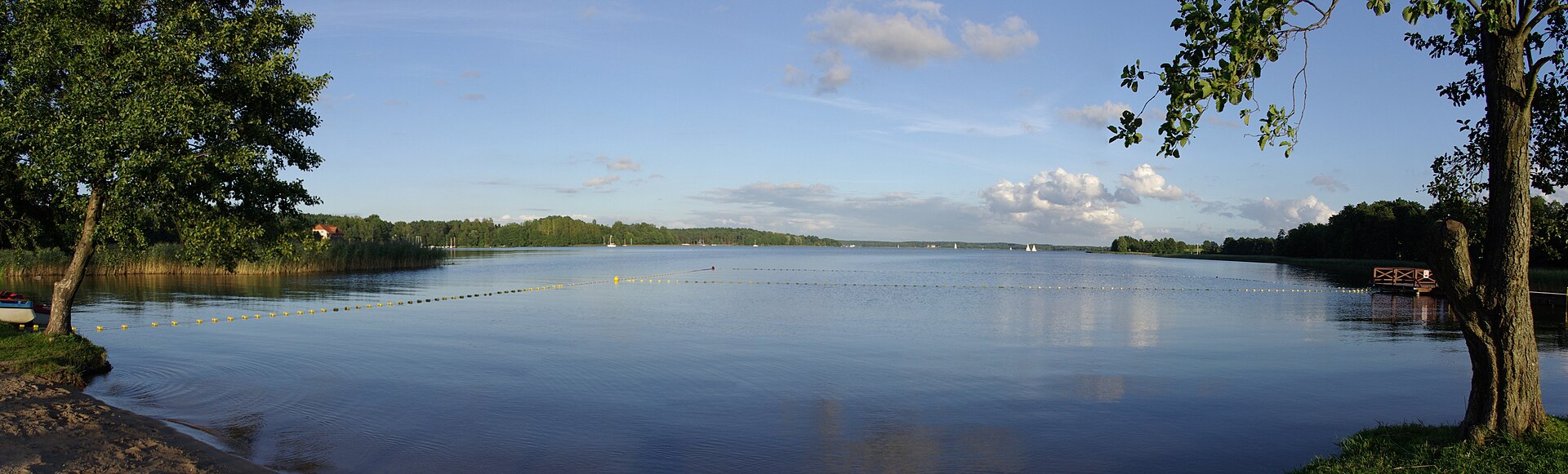Vista panorámica del lago Święcajty en la región de Masuria, Polonia