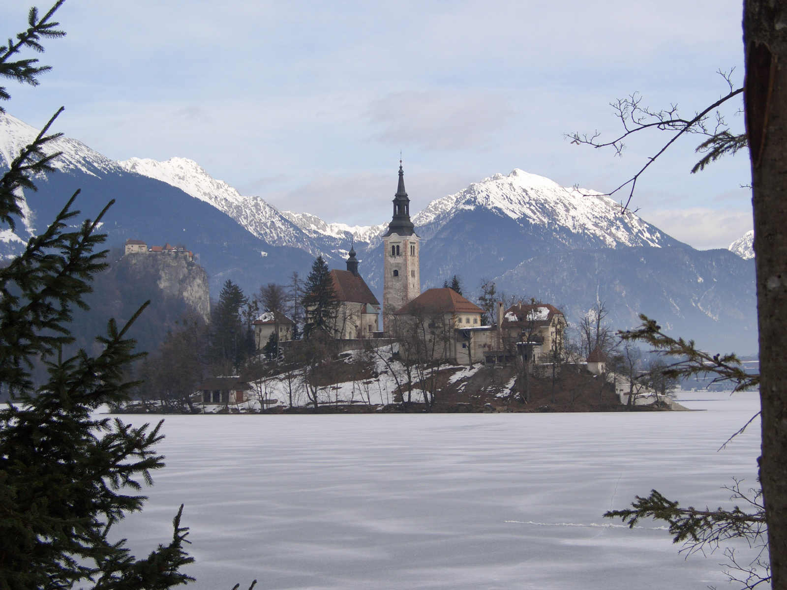 Lago Bled rodeado de montañas nevadas durante febrero