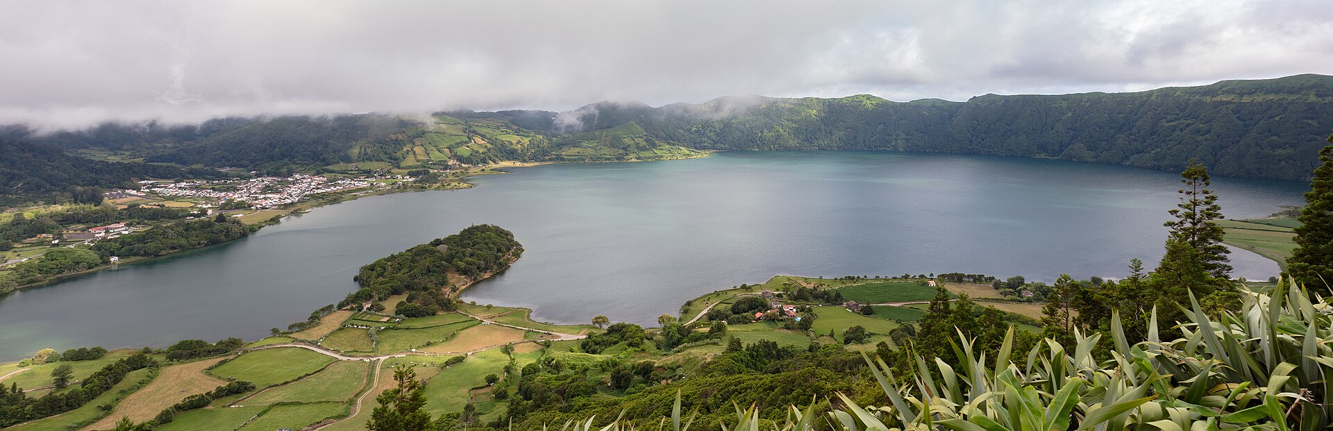 Vista panorámica del Lago Azul de Sete Cidades en la isla de São Miguel, Azores