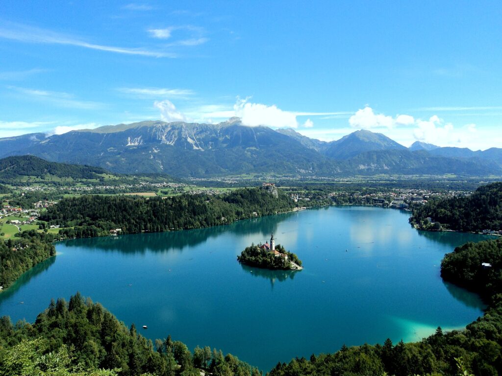 Vista panorámica del lago Bled y sus montañas en Eslovenia