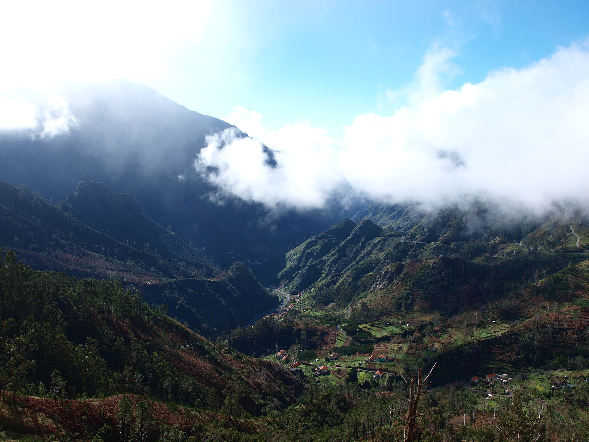 Paisaje montañoso y verde de Madeira