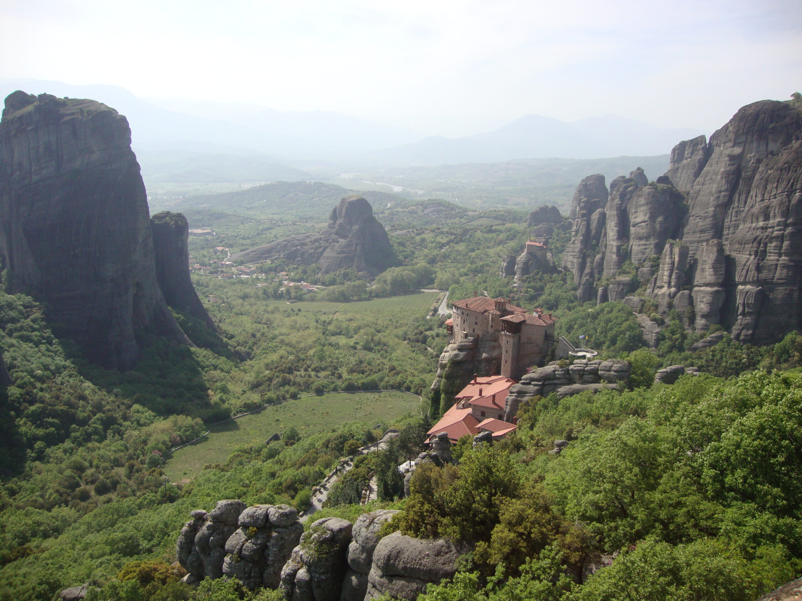 Monasterios de Meteora sobre formaciones rocosas en primavera