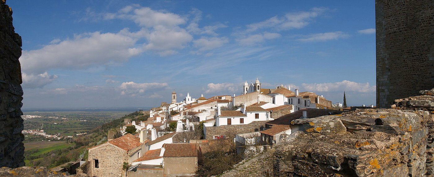 Pueblo medieval de Monsaraz rodeado por el paisaje del Alentejo