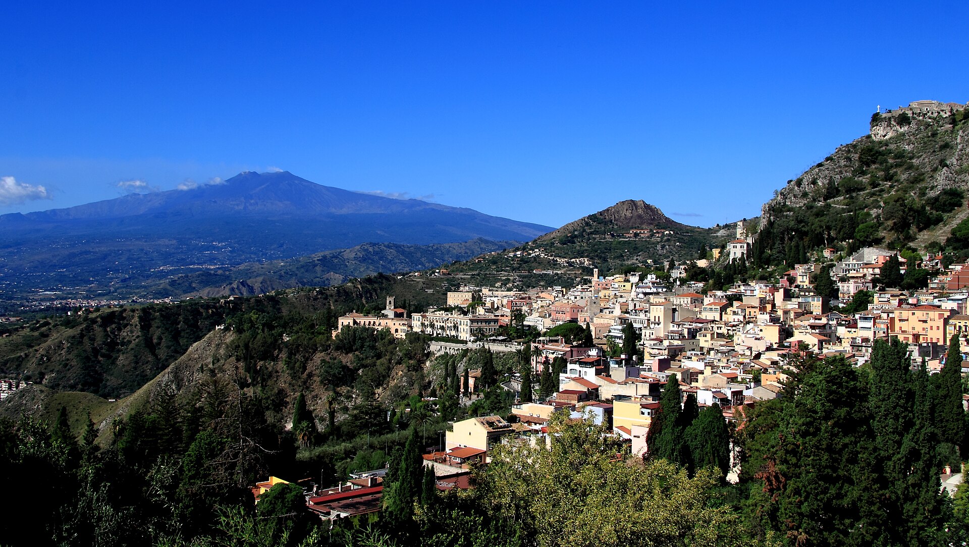 Vista de Taormina y el monte Etna desde el teatro antiguo de Taormina, Sicilia