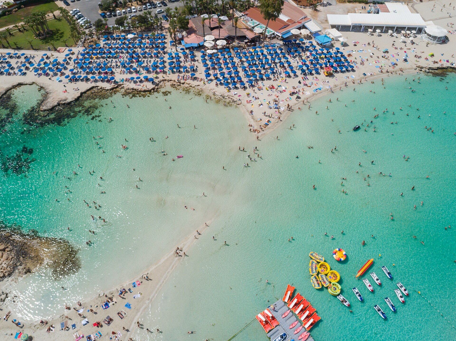 Vista panorámica de la playa de Nissi y sus aguas turquesas en Chipre