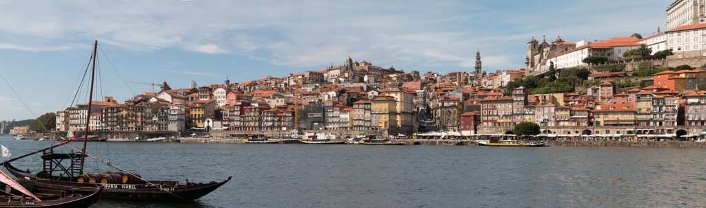 Vista panorámica de la Ribeira de Oporto junto al río Duero