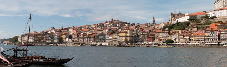 Vista panorámica de la Ribeira de Oporto junto al río Duero