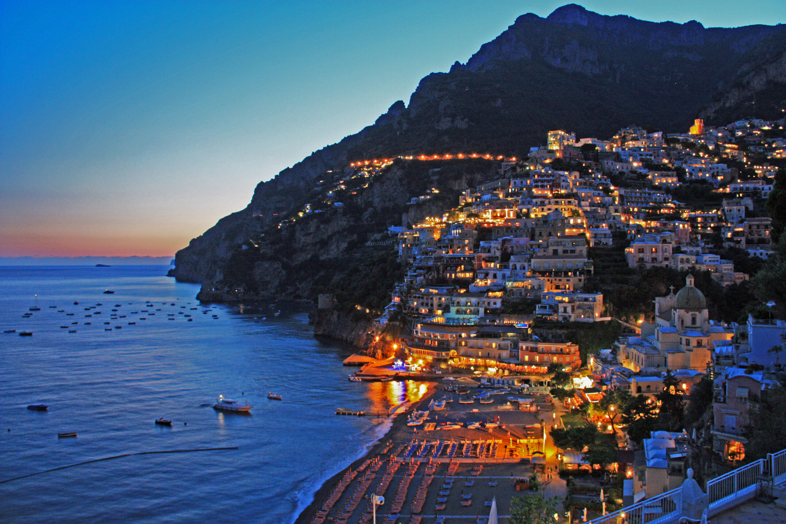 Positano y la carretera de la Costa Amalfitana junto al mar