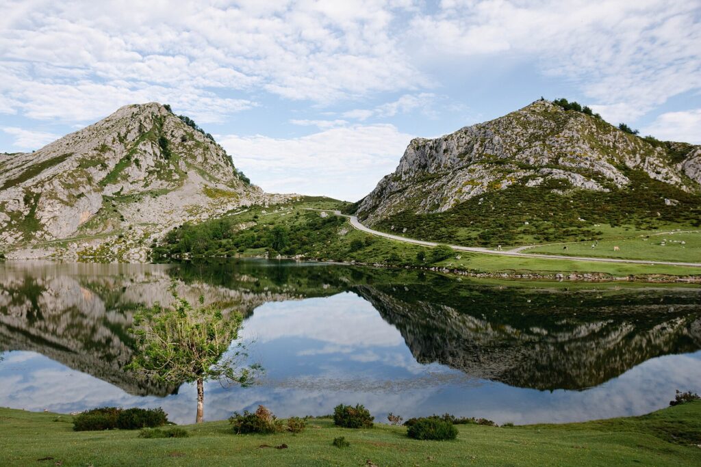 Reflejo de las montañas en los Lagos de Covadonga, Asturias