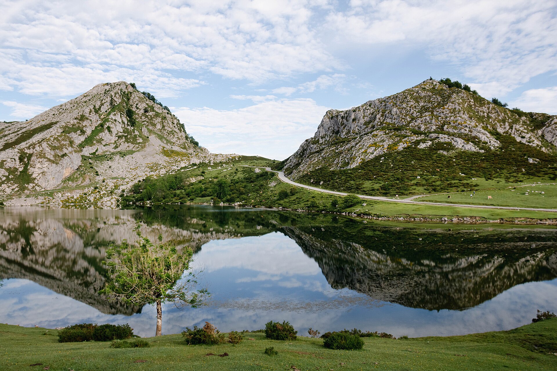 Reflejo de las montañas en los Lagos de Covadonga, Asturias