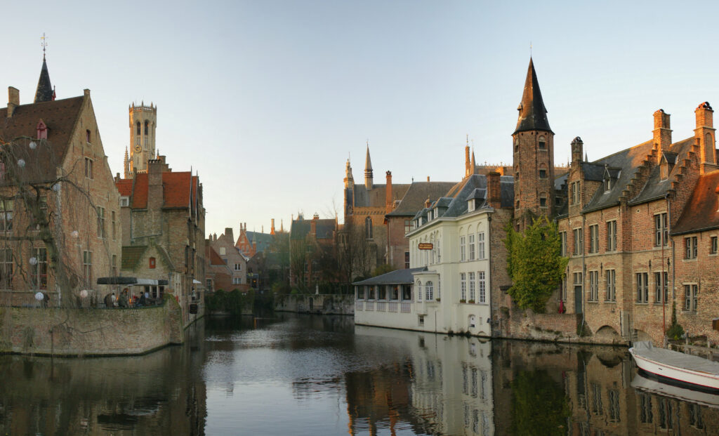 Canal de Brujas rodeado de casas medievales