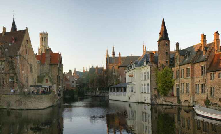 Canal de Brujas rodeado de casas medievales