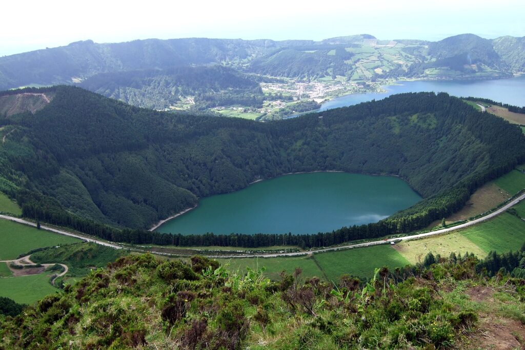 Caldera de Sete Cidades y lago de Santiago en la isla de São Miguel, Azores