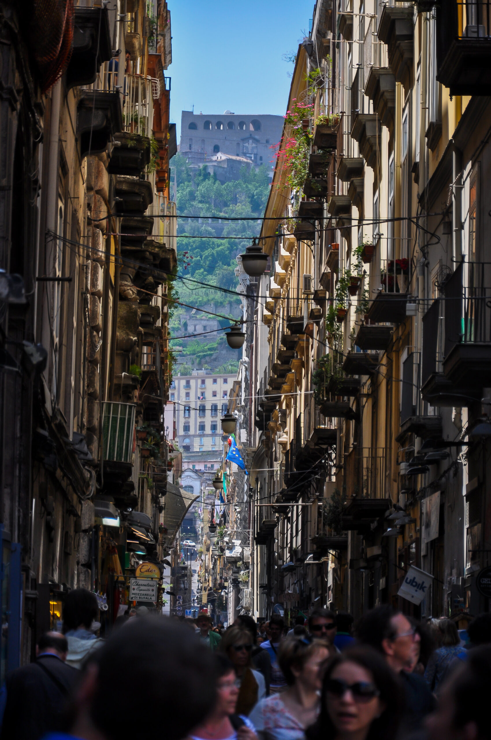 Calle del centro histórico de Nápoles durante marzo