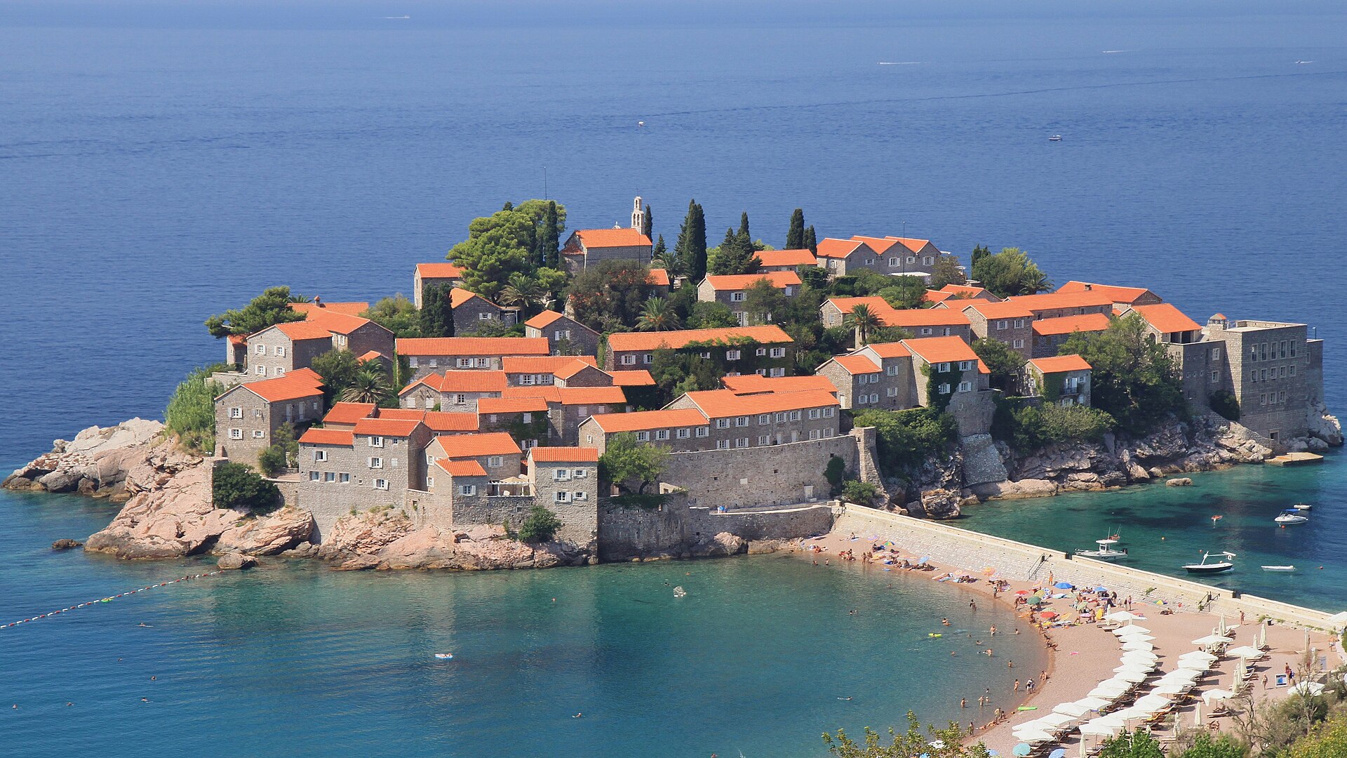 Vista panorámica de Sveti Stefan y el mar Adriático en Montenegro