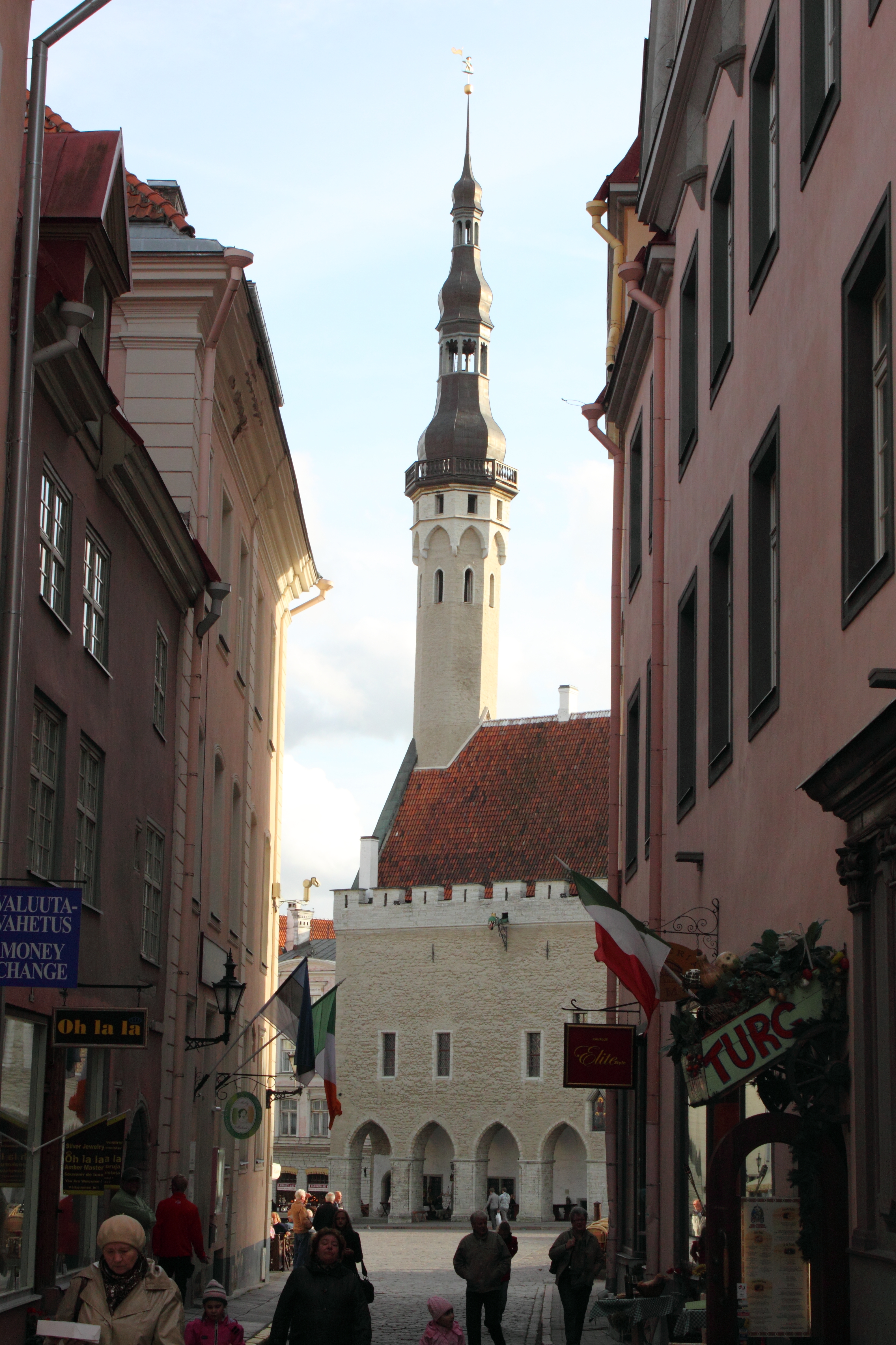 Plaza del Ayuntamiento y casco medieval de Tallin