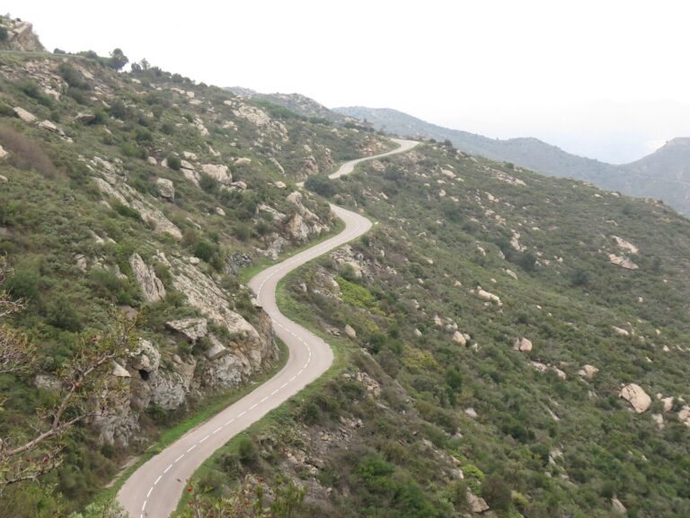 Coche recorriendo una carretera panorámica entre montañas en España