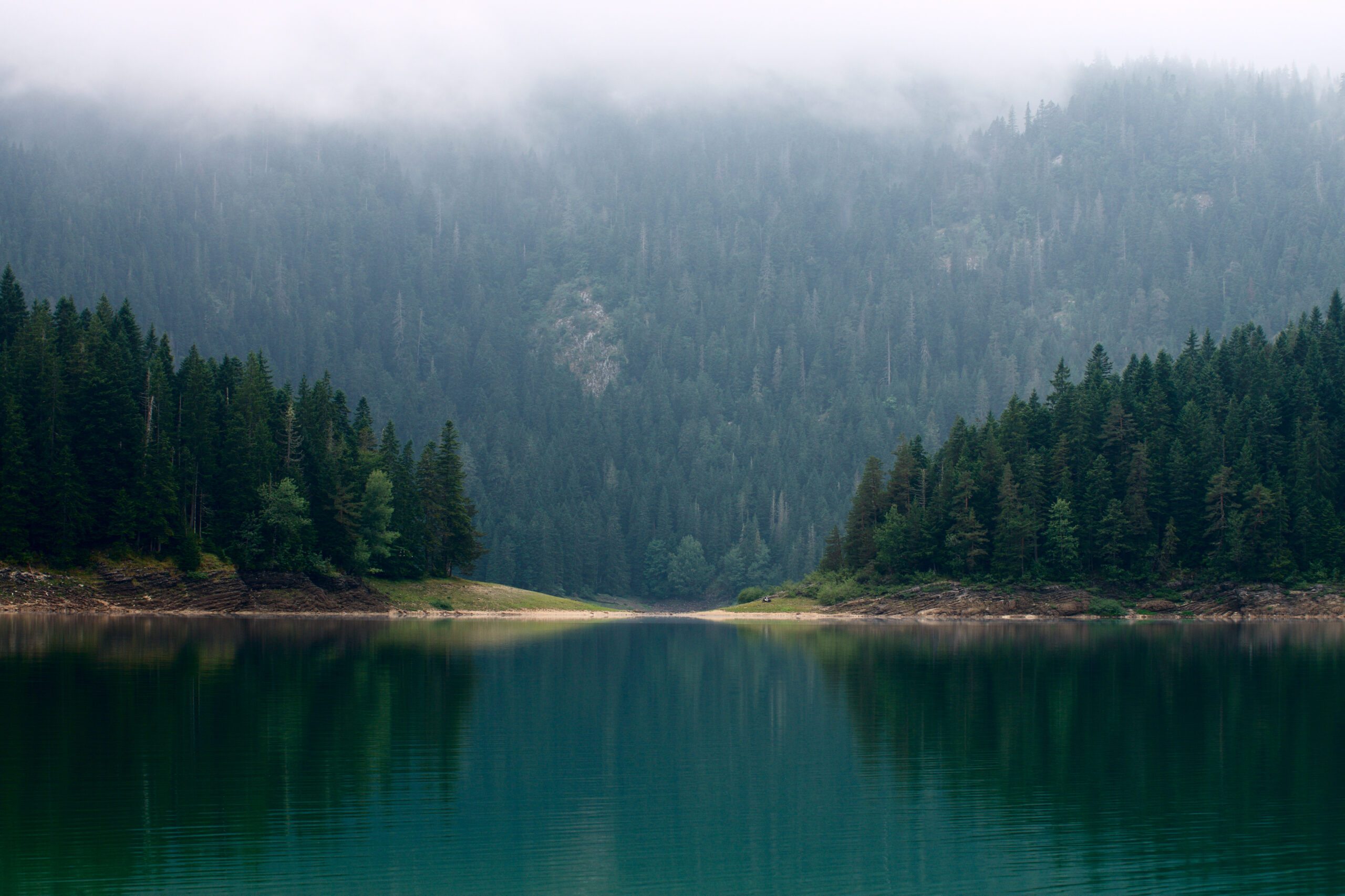Lago Negro rodeado de montañas en el Parque Nacional de Durmitor