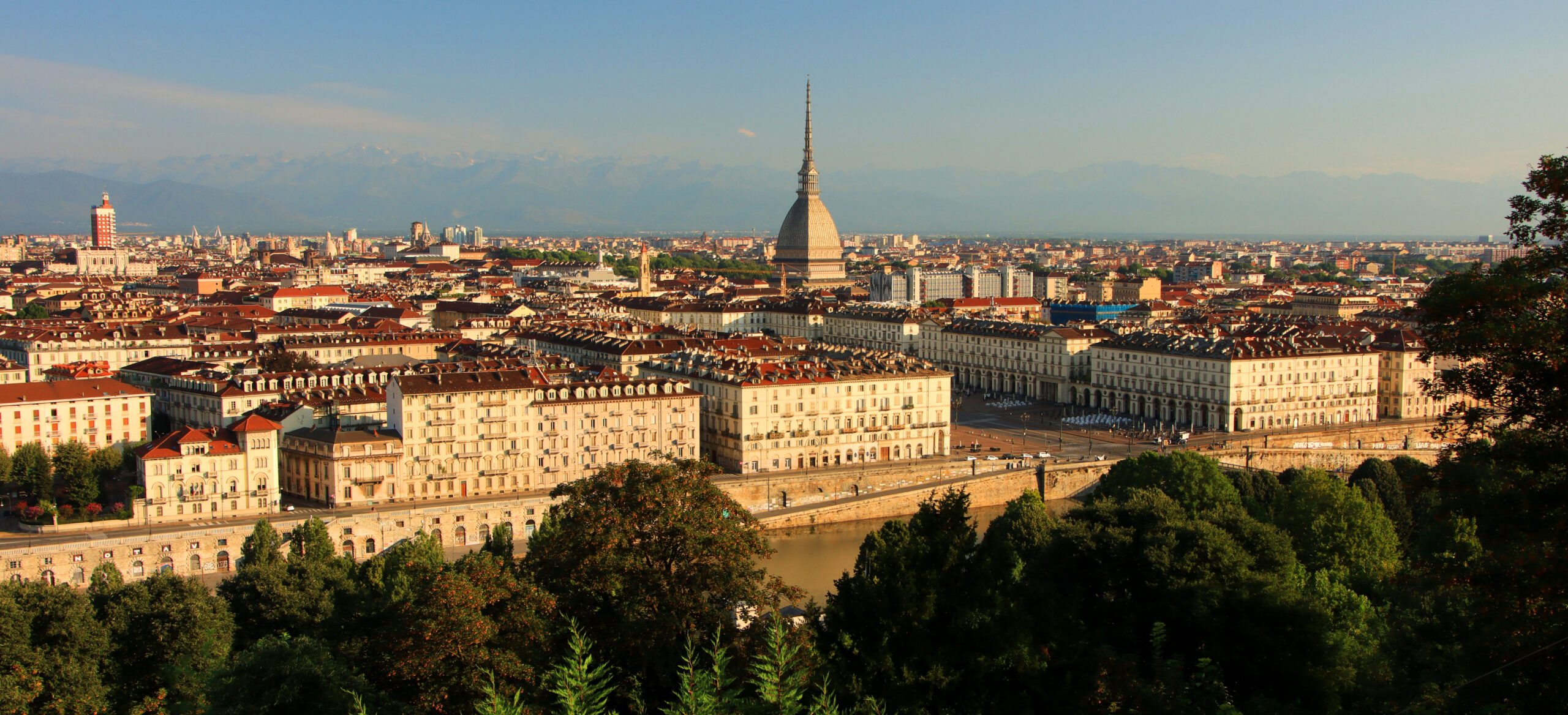 Panorámica nítida de Turín desde el Monte dei Cappuccini