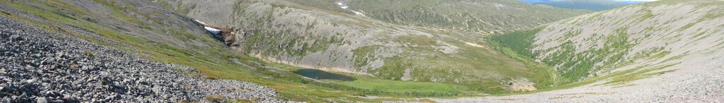 Panorámica del valle de Paratiisikuru con lago y montañas en Laponia finlandesa durante el verano
