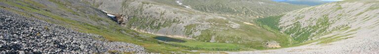 Panorámica del valle de Paratiisikuru con lago y montañas en Laponia finlandesa durante el verano