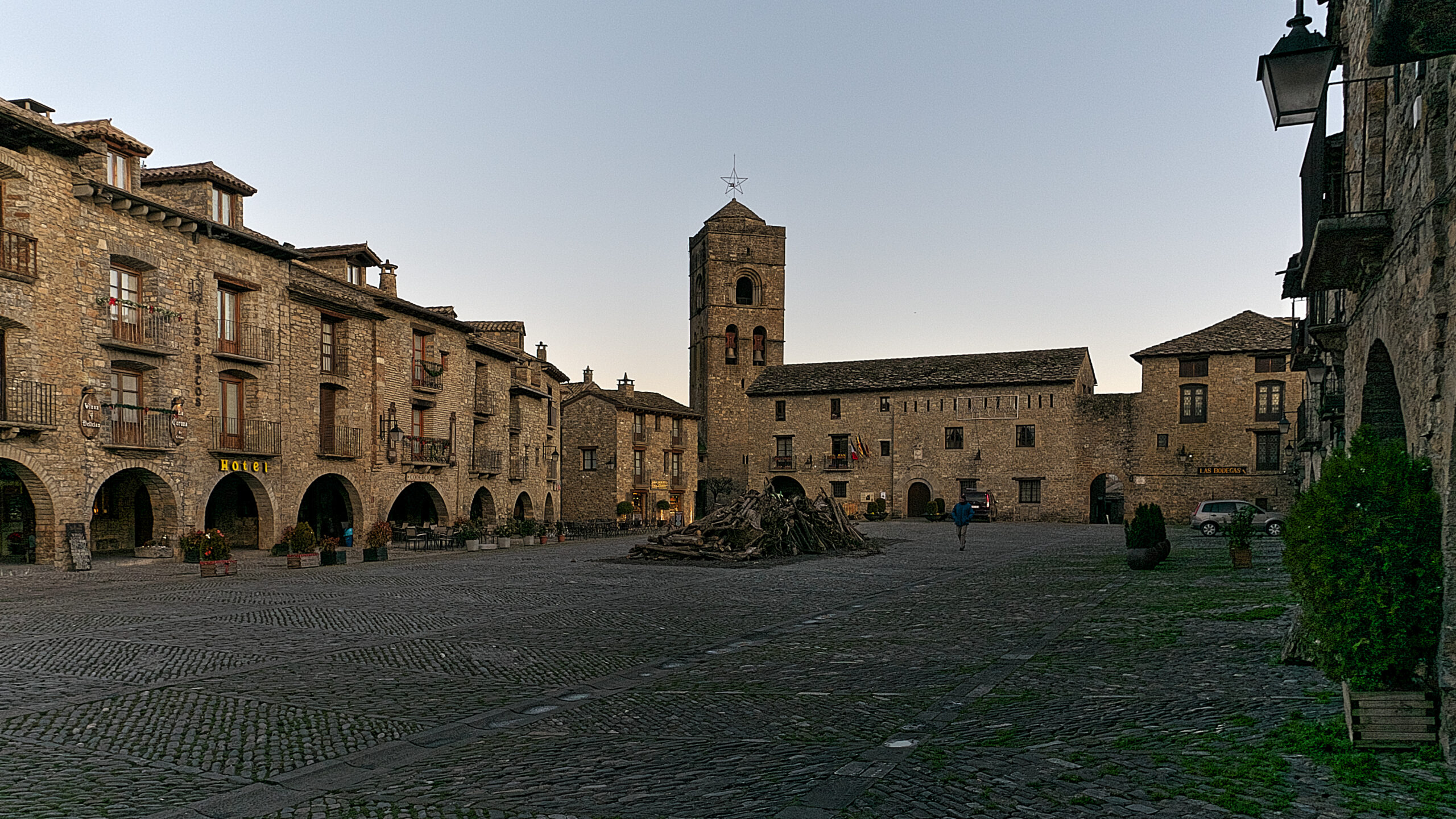Plaza Mayor medieval de Aínsa con el castillo al fondo