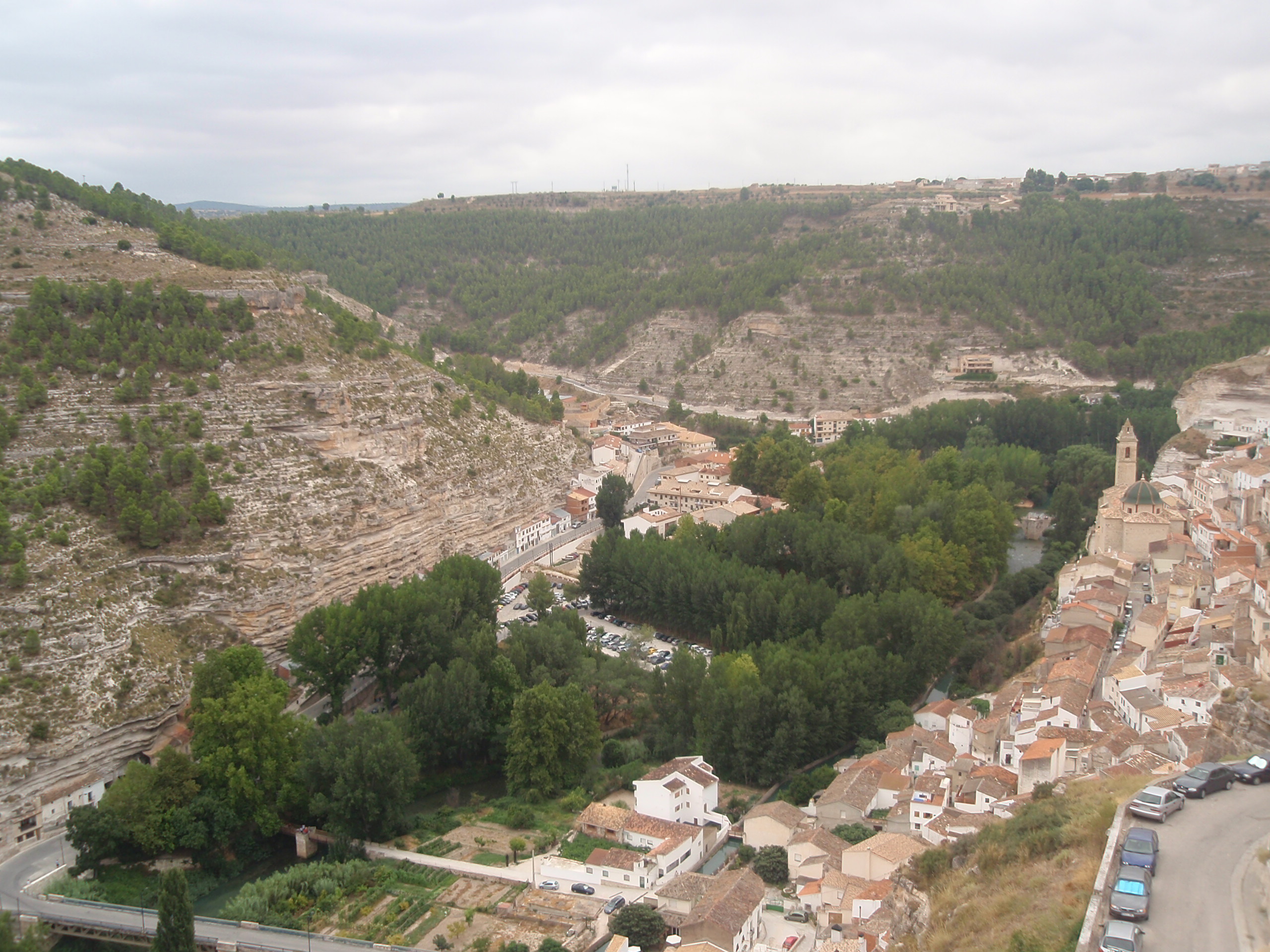 Alcalá del Júcar junto al río y su castillo