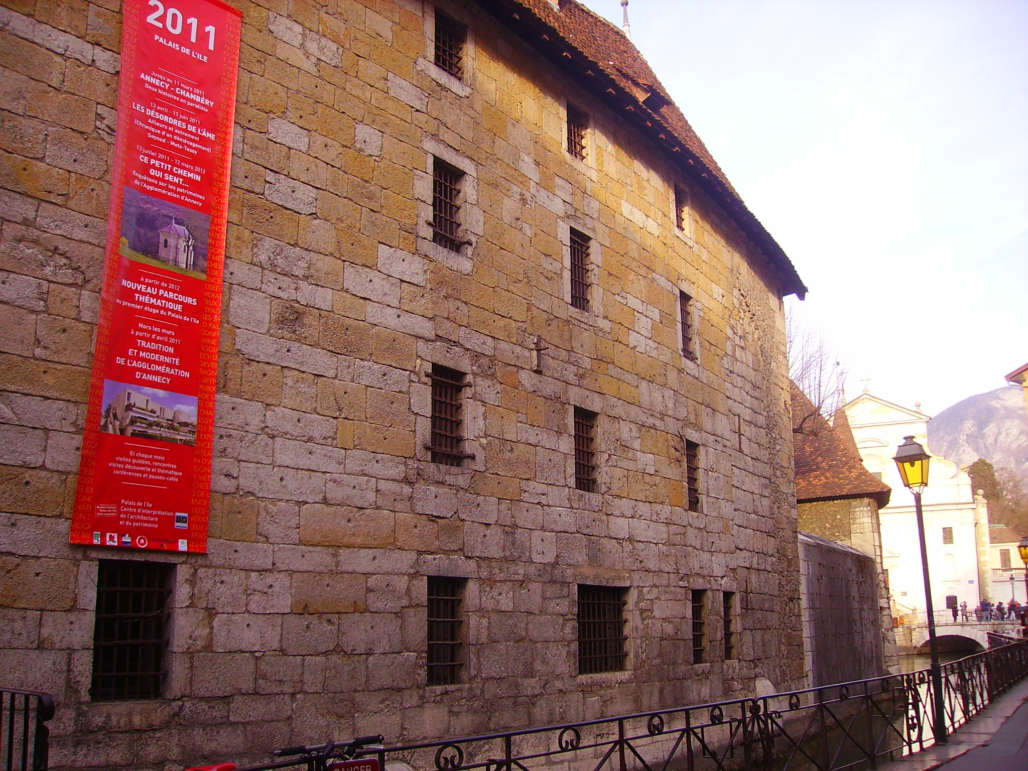 Palacio de la Isla y canales del casco histórico de Annecy