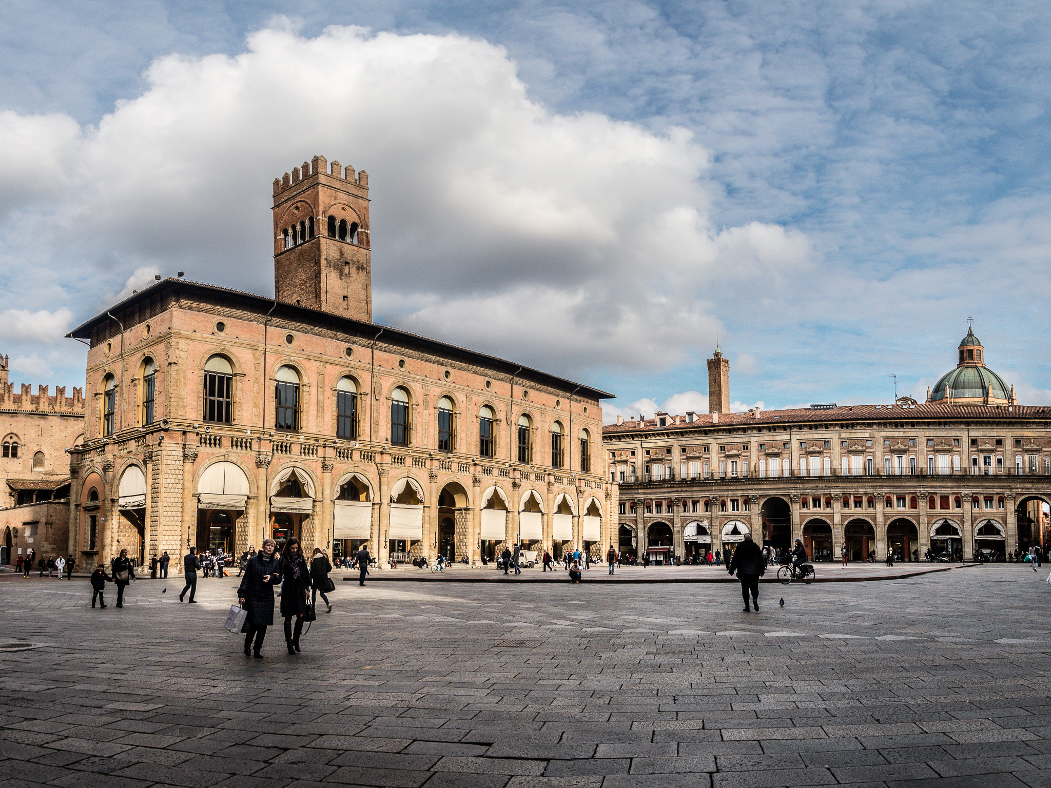 Piazza Maggiore de Bolonia con la Basílica de San Petronio