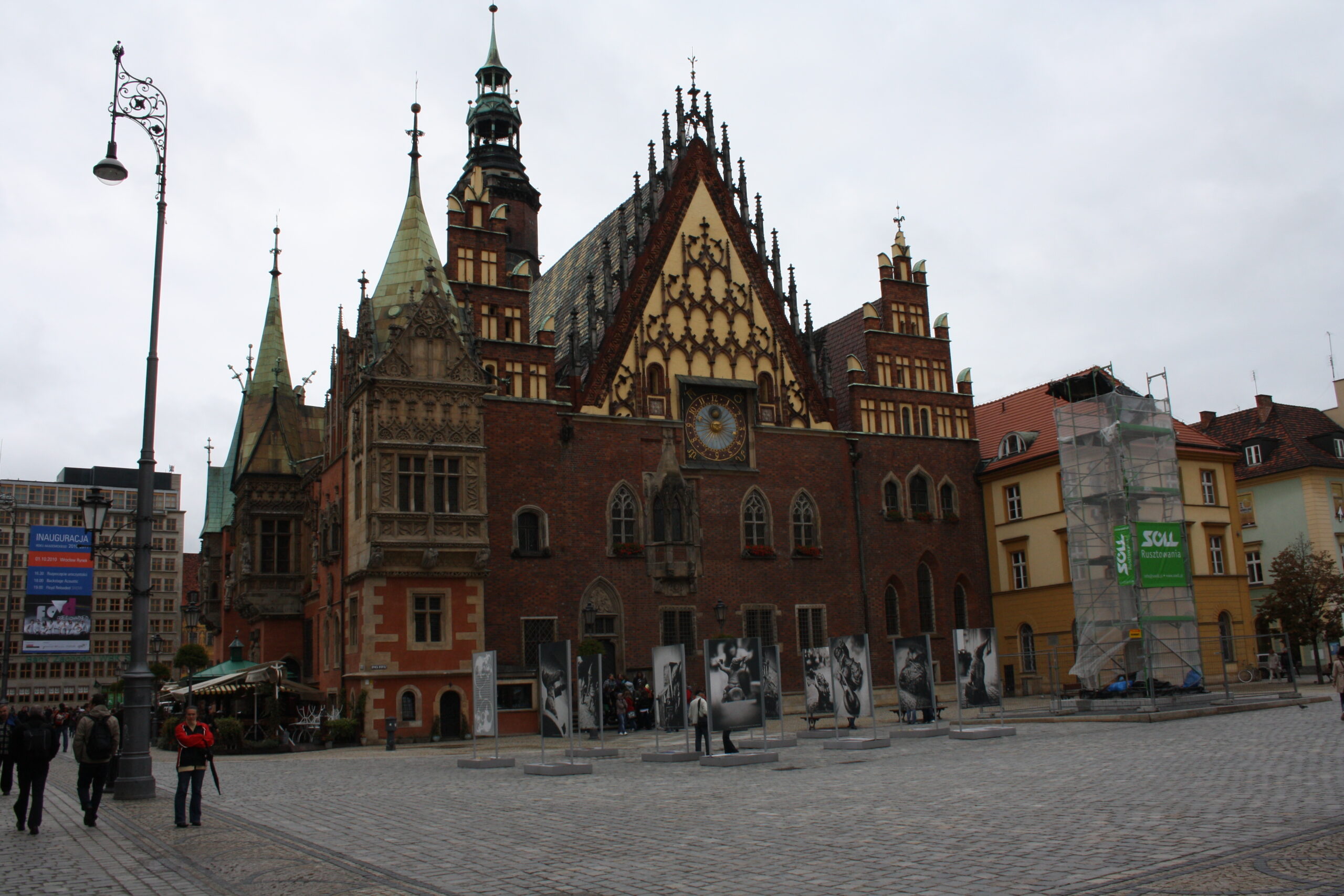 Plaza del Mercado de Breslavia con edificios históricos de colores