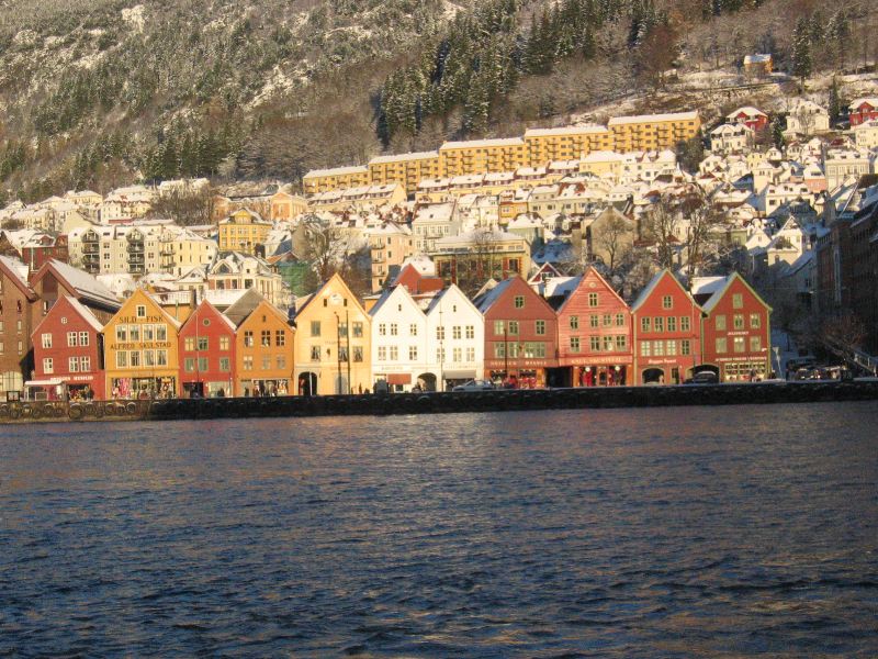 Casas de madera de Bryggen reflejadas en el puerto de Bergen