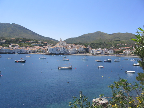Puerto de Cadaqués con casas blancas junto al Mediterráneo