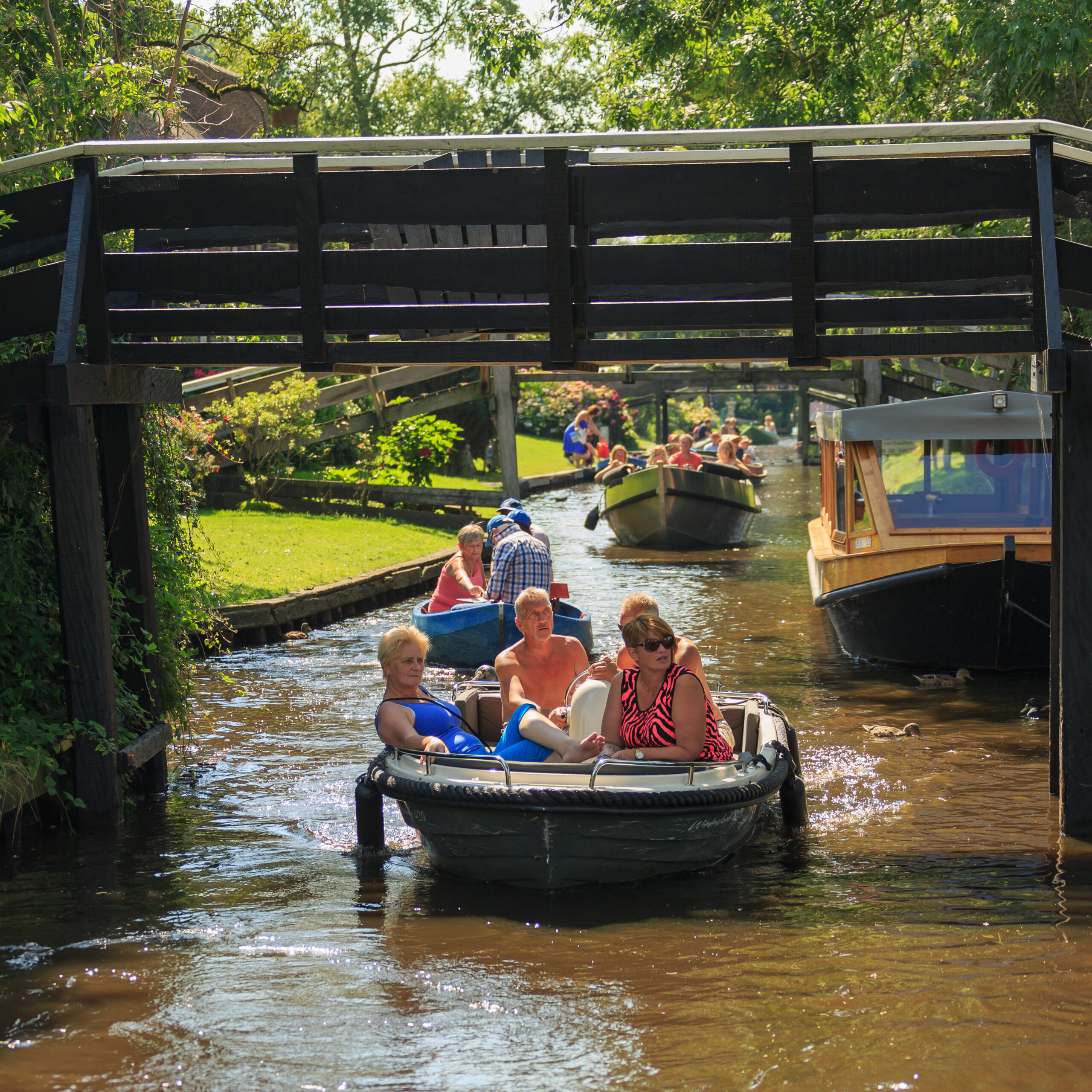Canal de Giethoorn con puentes de madera y casas tradicionales